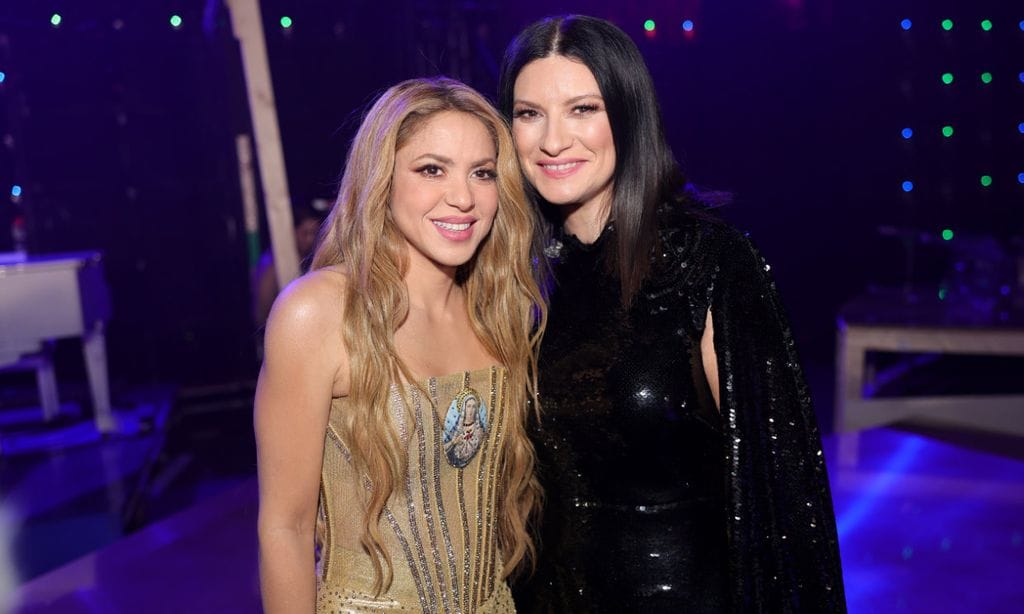 La charla entre bambalinas de Shakira y Laura Pausini, las grandes triunfadoras de los Grammy Latinos