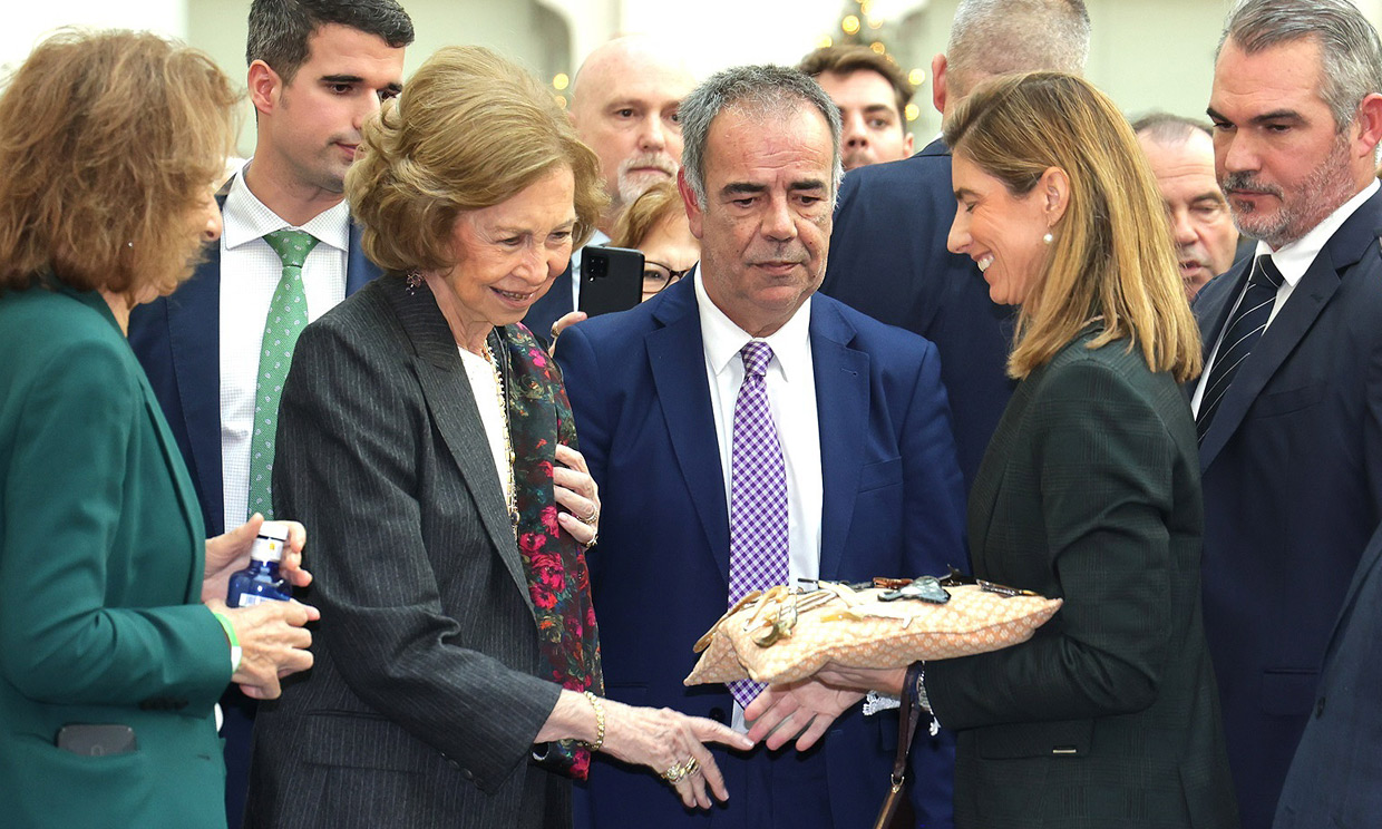 La reina Sofía inaugura muy sonriente el Rastrillo de Nuevo Futuro con la presencia de populares rostros