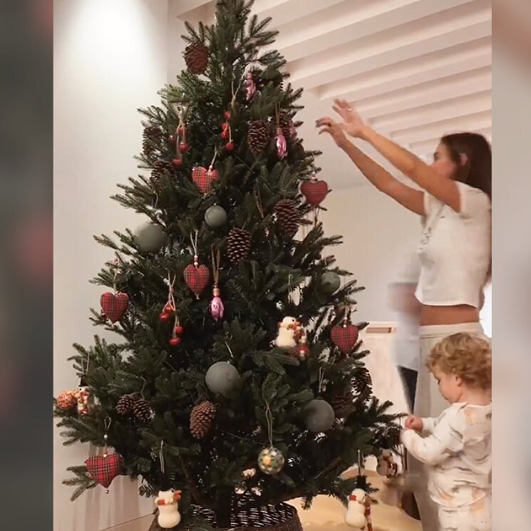 ¡Ya es Navidad en casa de María Pombo! El simpático vídeo poniendo el árbol en familia