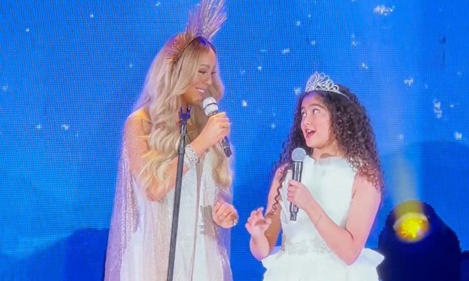 Mariah Carey cantando con su hija