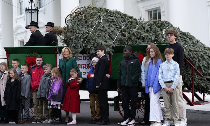 Jill Biden da la bienvenida a la Navidad en la Casa Blanca con un abeto de ¡cinco metro y medio!