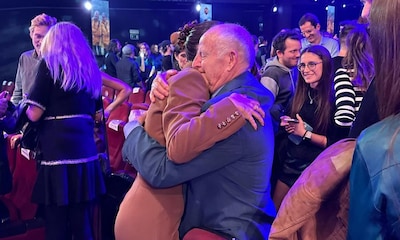 El emotivo abrazo de Laura Escanes con su abuelo en su gran noche