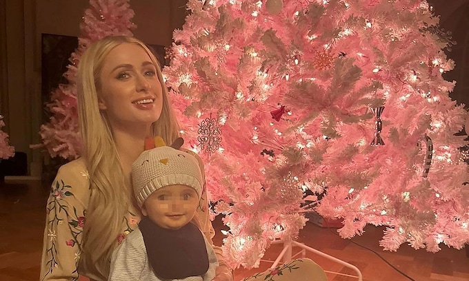 Paris Hilton tiñe de rosa la Navidad para celebrar el nacimiento de su hija London 