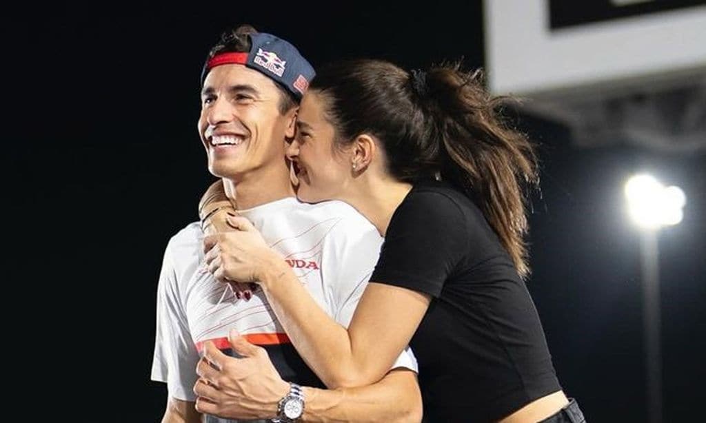 El romántico beso de Marc Márquez a su novia Gemma Pinto en su día más complicado del Mundial