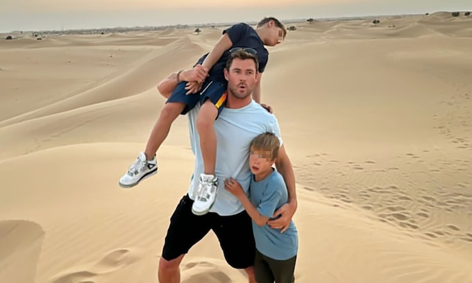 Chris Hemsworth y sus hijos, en Abu Dabi