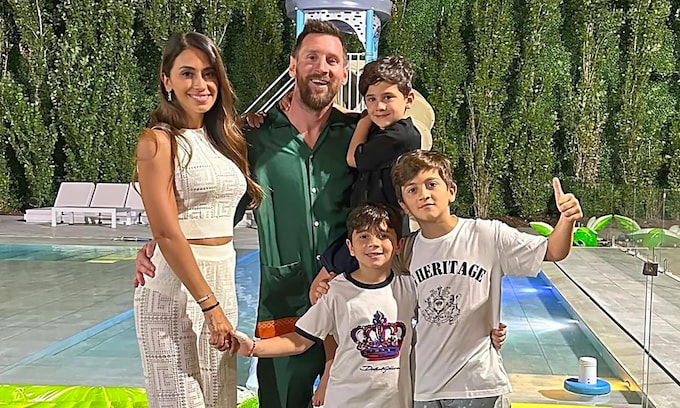 Leo Messi y Antonela Roccuzzo, con sus hijos en una imagen de archivo