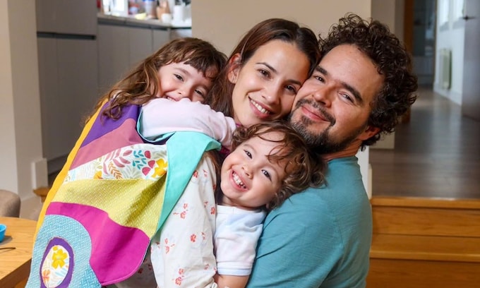 Laura Londoño y su marido Santiago Mora con sus dos hijas