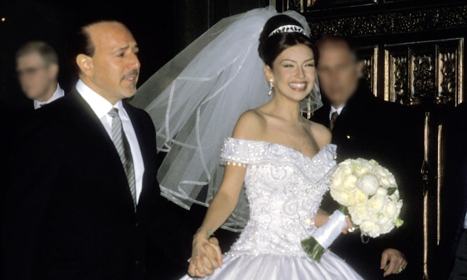 Recordamos la espectacular boda de Thalía y su impresionante vestido de novia que tenía ¡una cola de 17 metros!