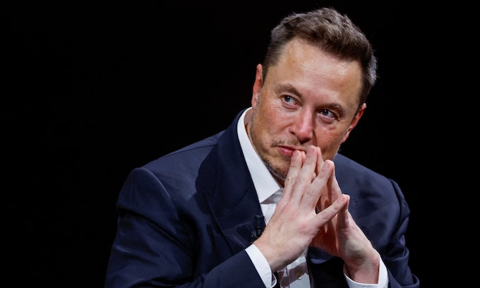 Elon Musk con actitud pensativa