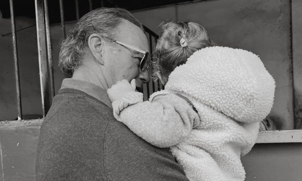 Un orgulloso Bertín Osborne le enseña a su nieta, de año y medio, las tradiciones familiares