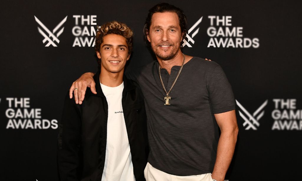 El gran cambio de Levi, hijo Matthew McConaughey, que posa con su padre en la alfombra roja