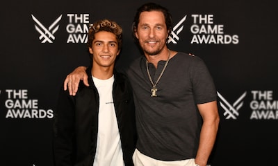 El gran cambio de Levi, hijo Matthew McConaughey, que posa con su padre en la alfombra roja
