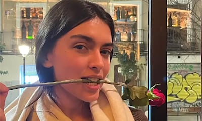 Lucía Rivera celebra su 25 cumpleaños entre rosas rojas y fotos de su infancia