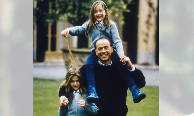 Silvio Berlusconi con sus dos hijas cuando eran pequeñas
