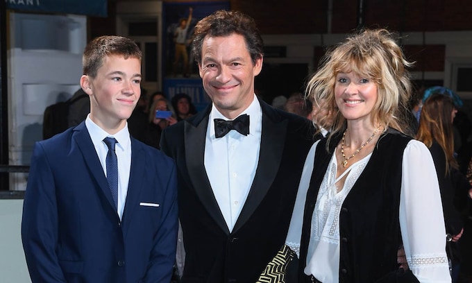 Dominic West con su mujer y su hijo Senan en el estreno de The Crown 
