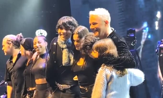 Alejandro Sanz con sus cuatro hijos en un concierto