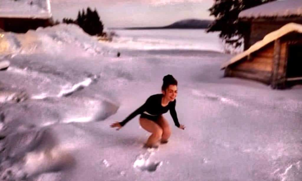 ¿Quién dijo frío? Lily Collins se sumerge en la nieve de Laponia en bañador