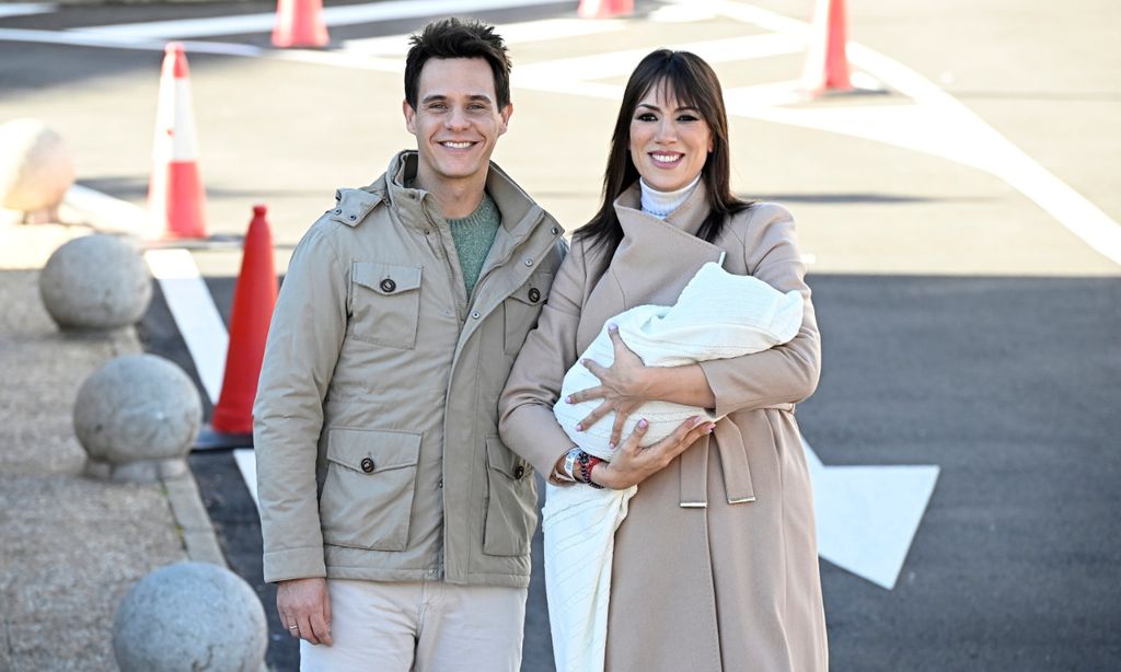 Las imágenes de Patricia Pardo y Christian Gálvez saliendo del hospital y presentando a su hijo Luca