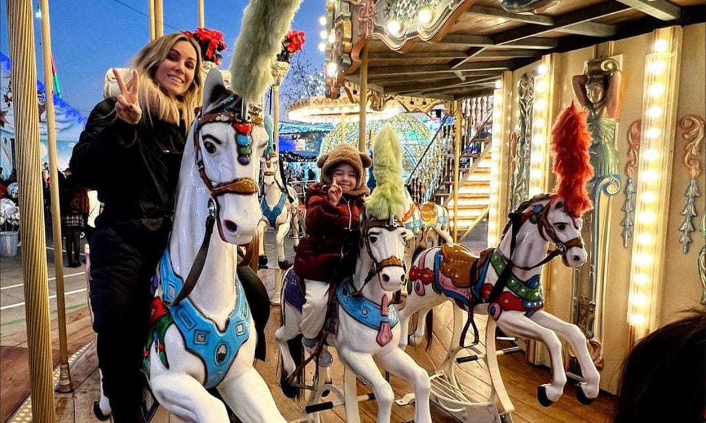 Edurne disfruta como una niña de una Navidad diferente con Yanay y David de Gea