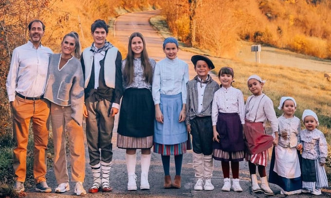Verdeliss posa con sus 8 hijos vestidos con trajes regionales por Navidad