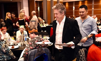 Hugh Grant sorprende sirviendo una cena de Navidad a 500 ancianos de una pequeña localidad de Londres