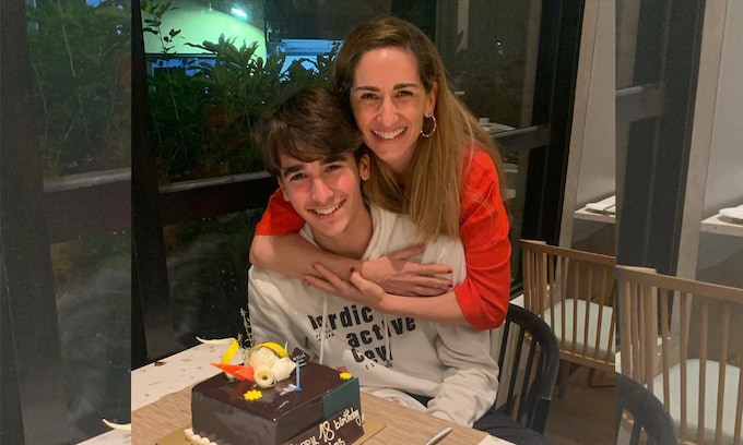 Alejandra Martos con su hijo Carlos al cumplir 18