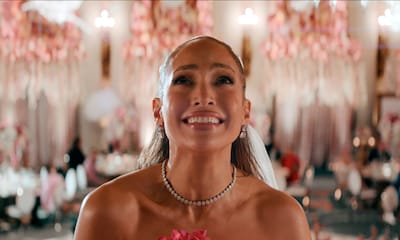 Jennifer Lopez recrea sus tres bodas fallidas en su nuevo videoclip 'Can’t Get Enough'