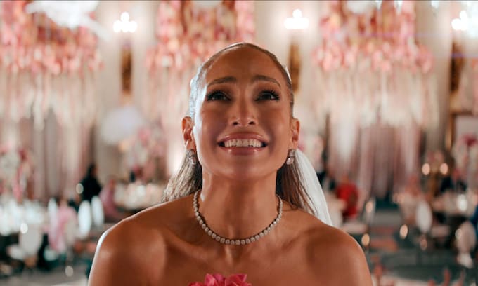 Jennifer Lopez recrea sus tres bodas anteriores en el videoclip de 'Can’t Get Enough