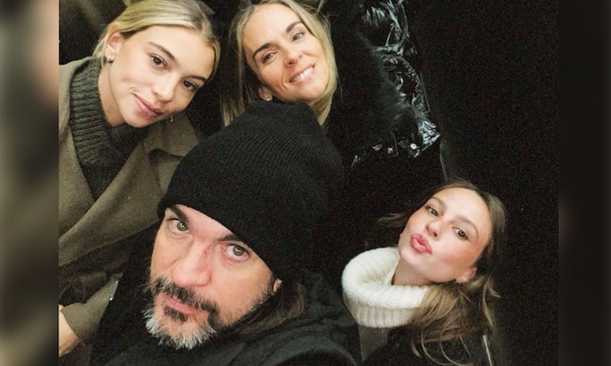 Juanes, con su mujer y sus hijas