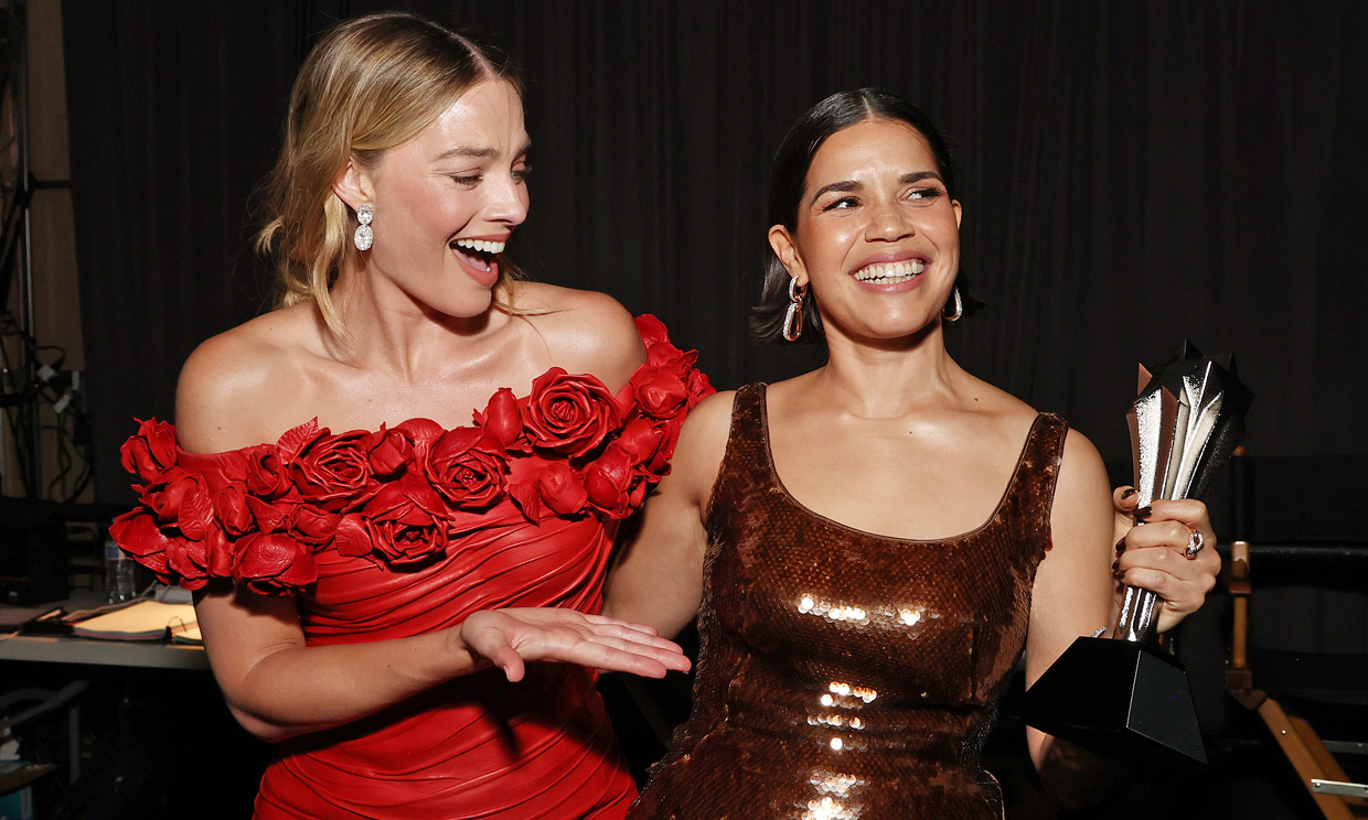 Diez momentazos de los Critics Choice Awards 2024: del poderoso discurso de America Ferrera al llamativo 'outfit' de Pedro Pascal