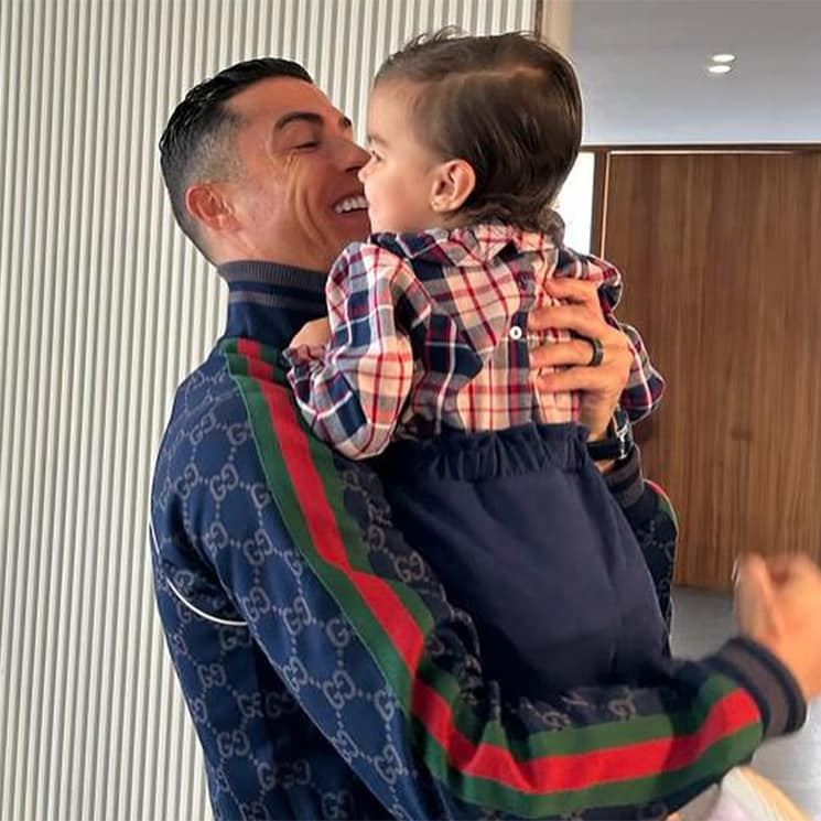La alegría de Cristiano Ronaldo al llegar a casa y encontrarse con su hija Bella Esmeralda ¡y su nuevo cochazo!