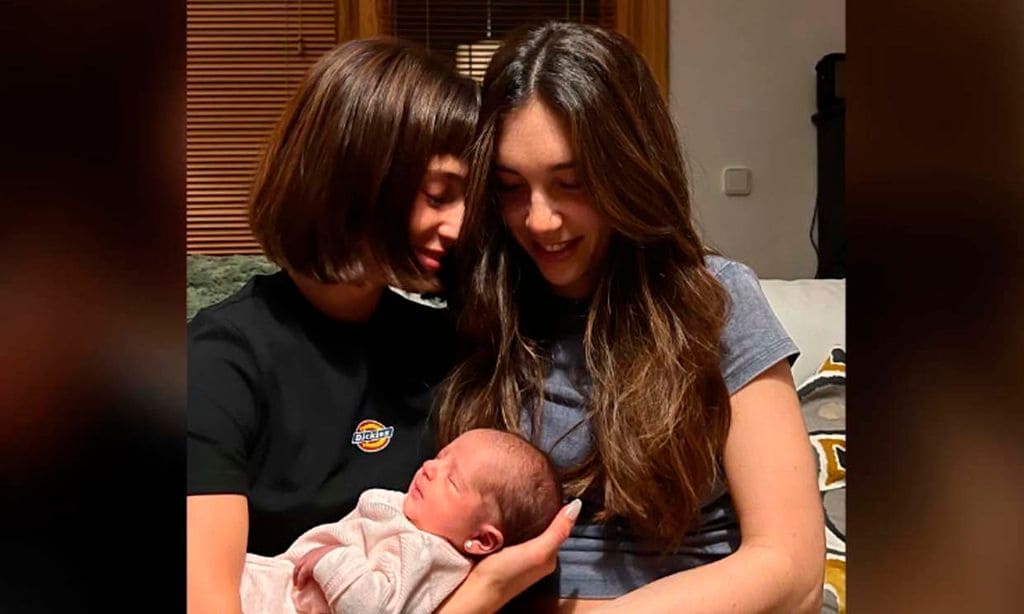 La emoción de María Pedraza al coger en brazos a su sobrina recién nacida