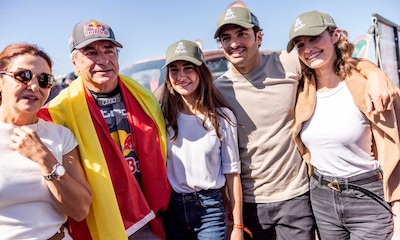 Carlos Sainz es sorprendido por su familia al ganar su cuarto Rally París-Dakar