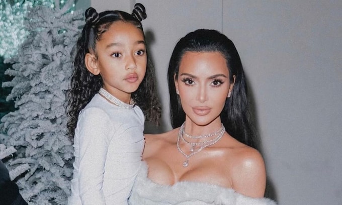 Kim Kardashian y su hija Chicago son idénticas