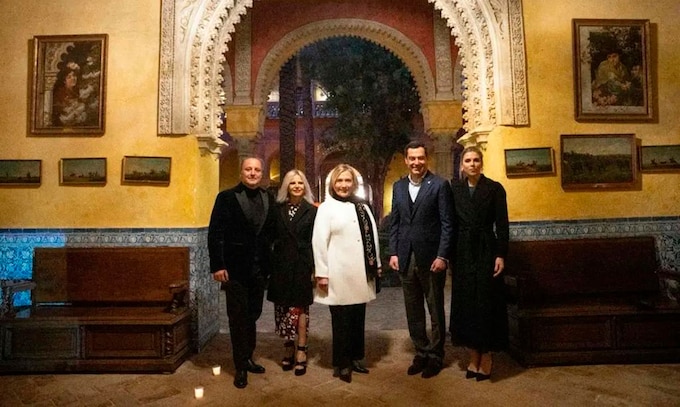 Todos los detalles de la fiesta privada que Eugenia Martínez de Irujo le ha hecho a Hillary Clinton en el Palacio de Dueñas