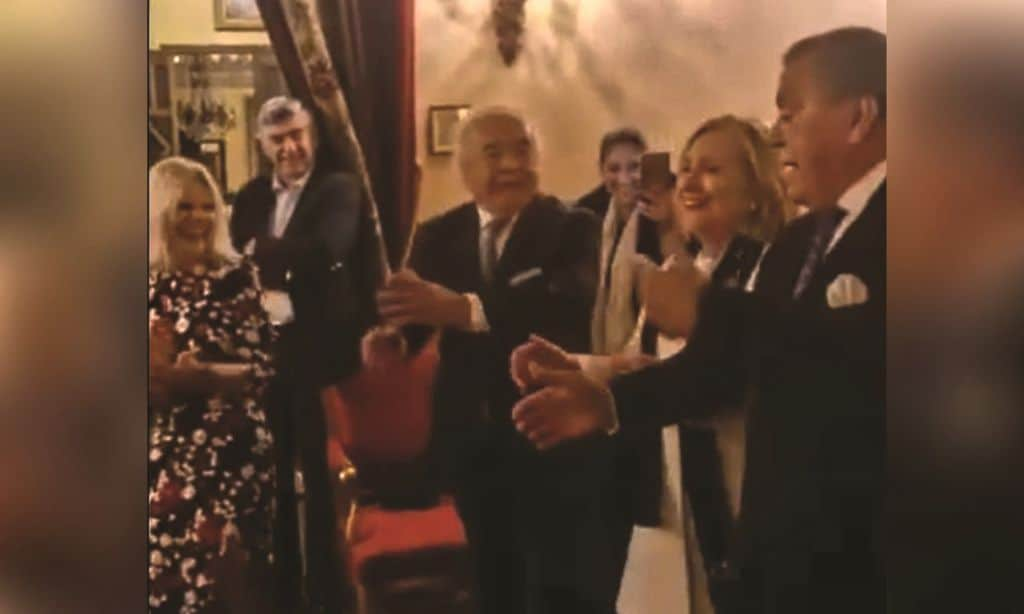 No te pierdas a Hillary Clinton bailando 'La Macarena' y escuchando a Bisbal cantando 'Se nos rompió el amor'