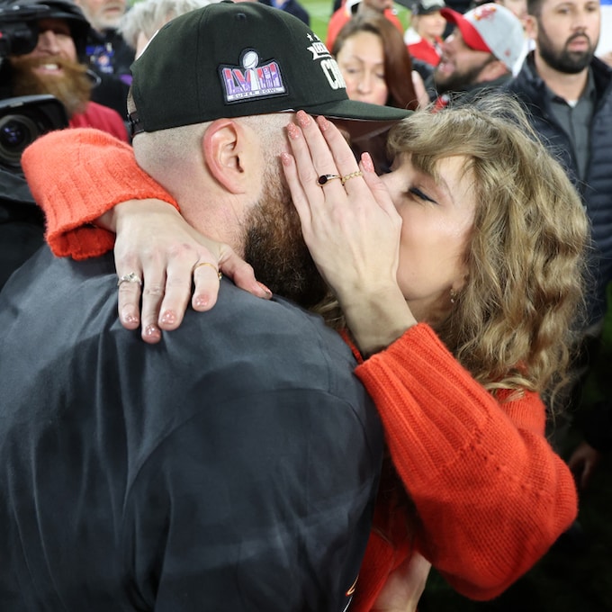 Euforia, abrazos y un romántico beso: todas las fotos de Taylor Swift y Travis Kelce celebrando su último triunfo