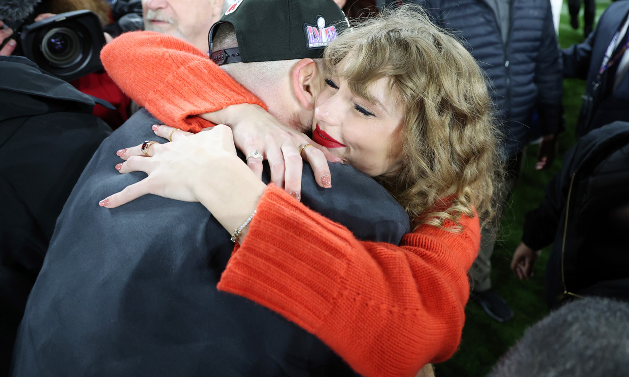 Euforia, abrazos y un romántico beso: todas las fotos de Taylor Swift y Travis Kelce celebrando su último triunfo