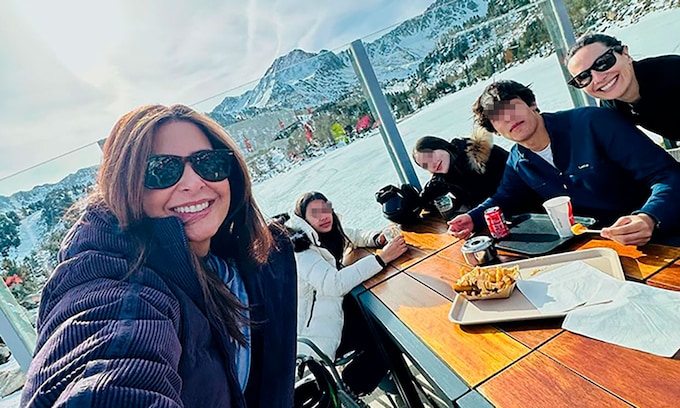 Nuria Roca con su familia en la nieve