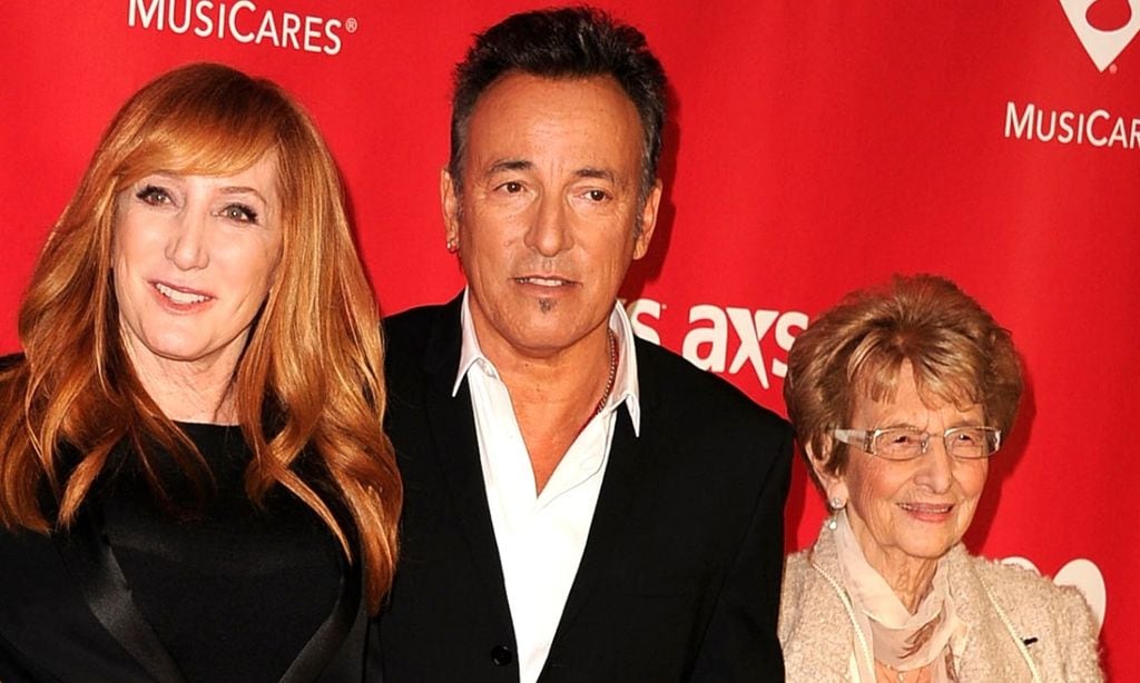 Bruce Springsteen con su madre en un evento
