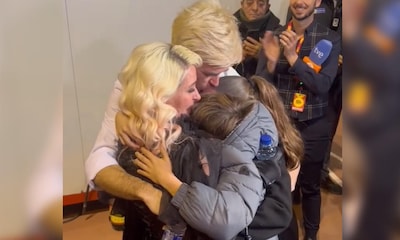 El emocionante abrazo de Nebulossa a sus hijos tras ganar el Benidorm Fest