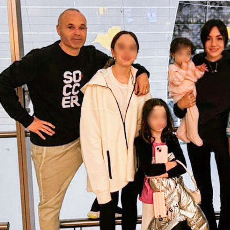 Andrés Iniesta presume de familia numerosa en su regreso a Japón