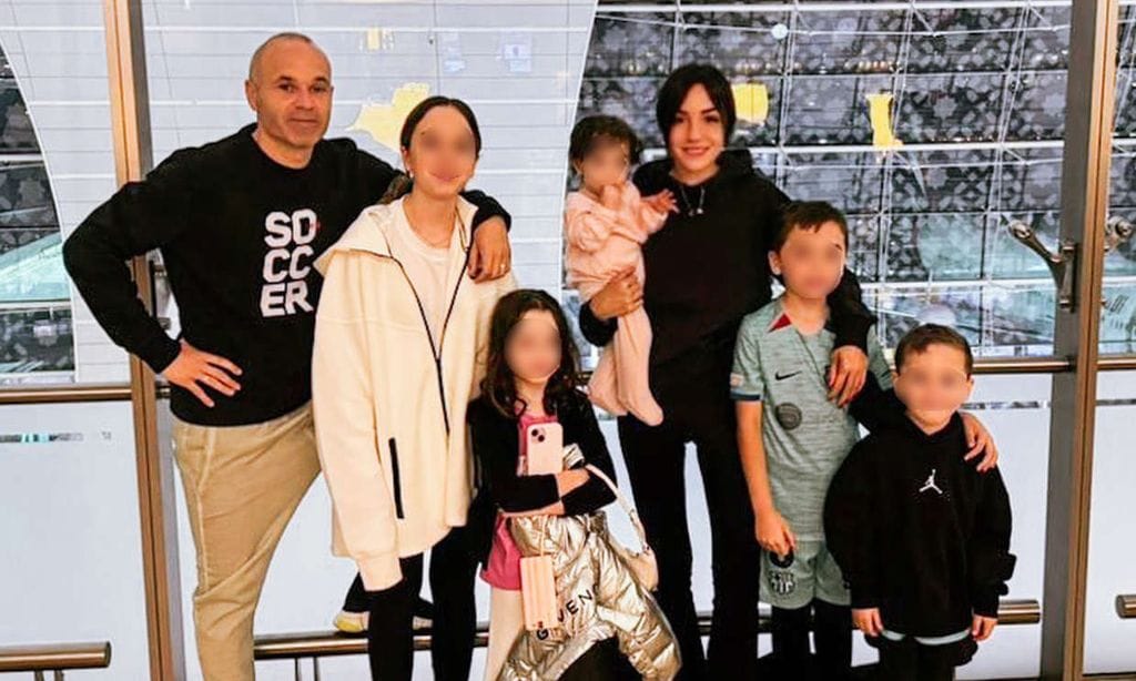 Andrés Iniesta posando con su familia numerosa