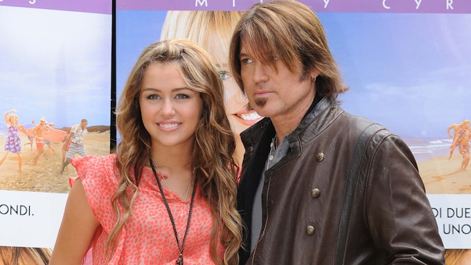 Miley Cyrus se distanció de su padre Billy Ray después de que se divorciara de su madre