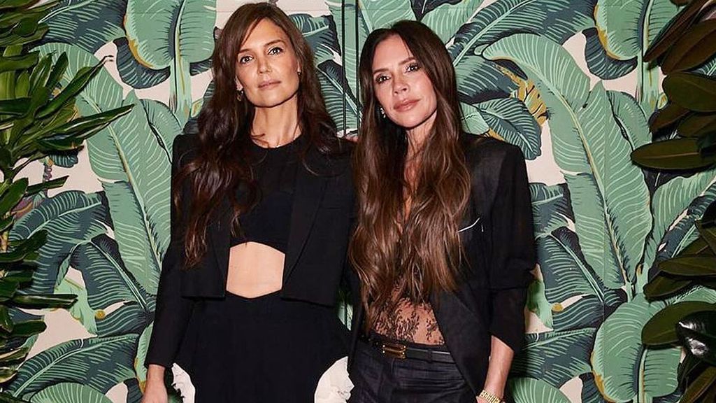 Victoria Beckham y Katie Holmes en una presentación en Nueva York en febrero de 2024