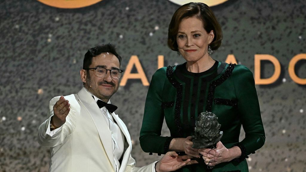 Sigourney Weaver agradece en español y con un conmovedor discurso su Goya Internacional ante la atenta mirada de su orgulloso marido