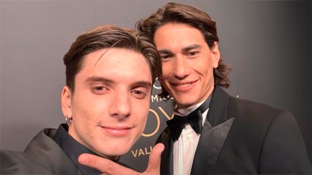 Matías Recalt y Enzo Vogrincic protagonizan el otro 'selfie' viral de los Goya y derriten la alfombra roja