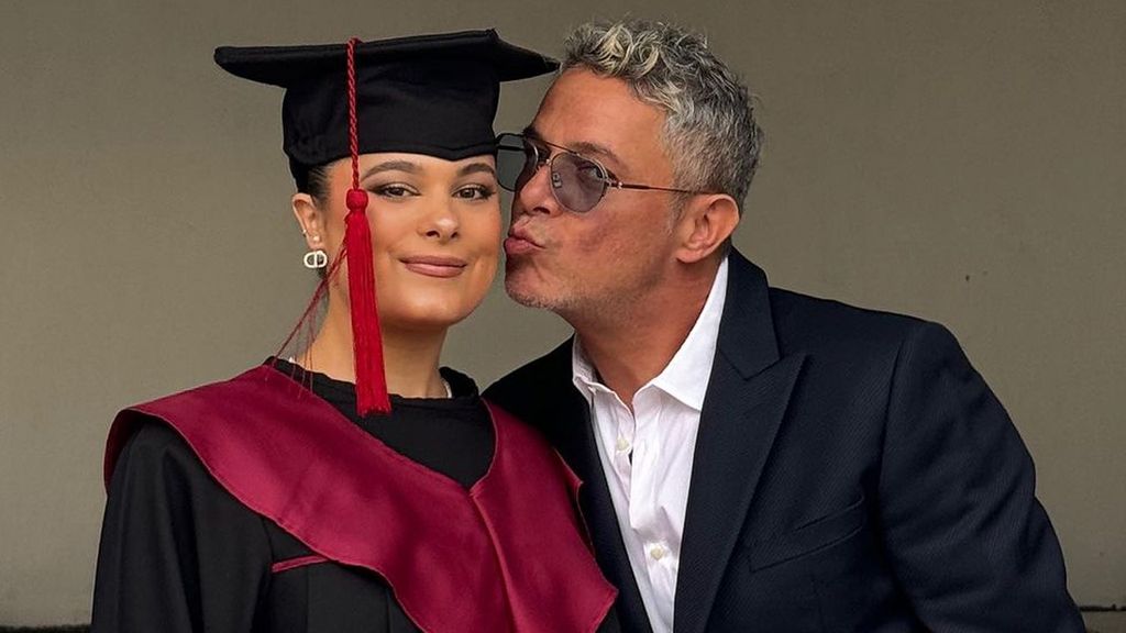 La emocionante sorpresa de Alejandro Sanz a su hija Manuela en su graduación que le ha hecho llorar