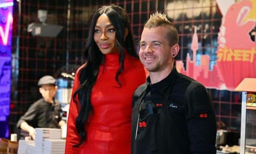 Naomi Campbell visita a David Muñoz en su restaurante ¡y Cristina Pedroche no puede contener la emoción!