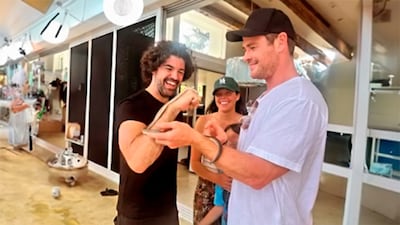 El divertido vídeo de Elsa Pataky y Chris Hemsworth salvando a Miguel Ángel Muñoz, ¡de una serpiente!
